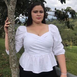 Blusa blanca con manga larga en talla grande