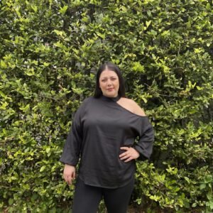 Blusa negra con detalle en la manga en tallas grandes